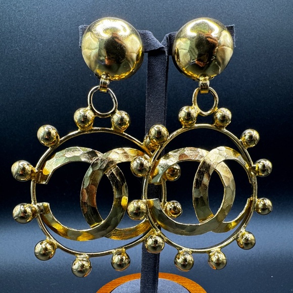 LOT 1466 24K gold plated CHANEL vintage runway earrings - Picture 6 of 17